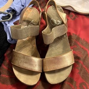 OTBT ladies Bushnell gold sandals 10M EUC